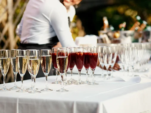 Profitez de conseils et de services pour un vin d’honneur parfait